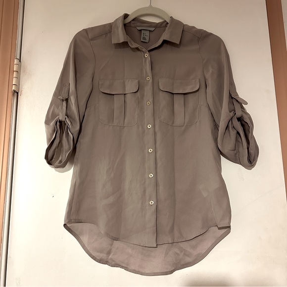 [BUNDLE] H&M button ups with gold accent in nude and navy in size 2 - Picture 1 of 6